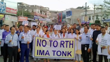 सरकार के विरोध में चिकित्सकों ने किया कैंडल निकाला