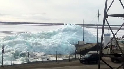 Quand une vague de glace s'approche de la côte