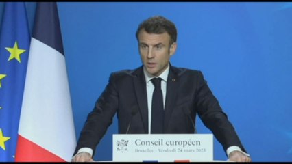 Pensioni, Macron: "Il Paese non può stare fermo, andiamo avanti"