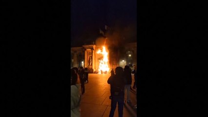 Download Video: Las protestas contra el 'decretazo' de Macron desatan una ola de violencia contra las instituciones