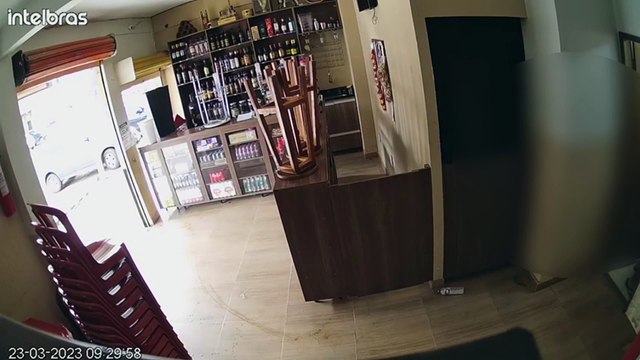Mulher sofre nove facadas de ex-companheiro em loja de Vicente Pires