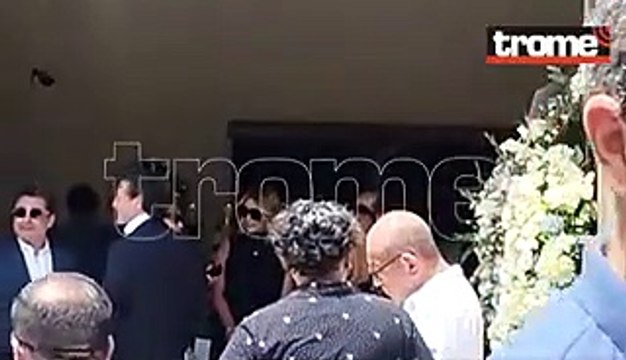 Magaly Medina y Jessica Newton se abrazan en velorio del pap de conductora Luis Medina