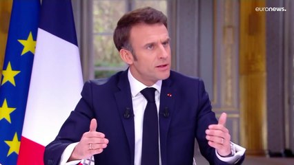 شاهد: نزعها خِفية تحت الطاولة.. جدل حول ساعة ماكرون هل يبلغ سعرها 80 ألف يورو؟