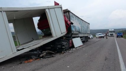 KİLİS'TE TIR, PARK HALİNDEKİ TIR'A ÇARPTI 3 YARALI