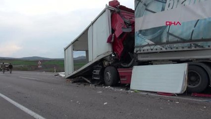 KİLİS'TE TIR, PARK HALİNDEKİ TIR'A ÇARPTI 3 YARALI