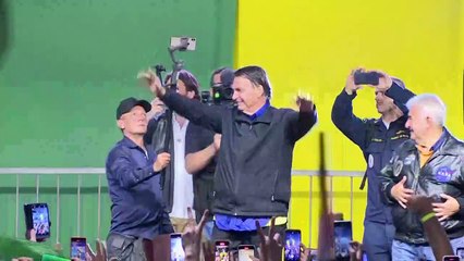 Bolsonaro devolve joias e anuncia volta ao Brasil em 30 de março
