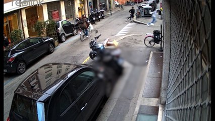 Rapina a Bologna, il video del cittadino che insegue i tre ragazzini