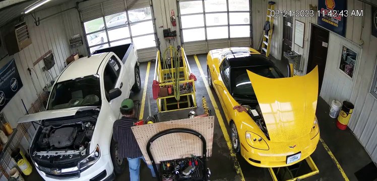 Une voiture chez le garagiste démarre toute seule et s'en va