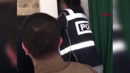 ANTALYA'DA FARKLI SUÇLARDAN ARANAN HÜKÜMLÜ, DUVARDAKİ GİZLİ BÖLMEDE YAKALANDI