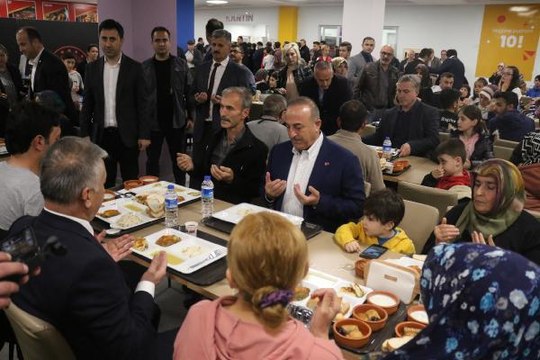 BAKAN ÇAVUŞOĞLU, İFTARINI ANTALYA'DA DEPREMZEDELERLE BİRLİKTE YAPTI