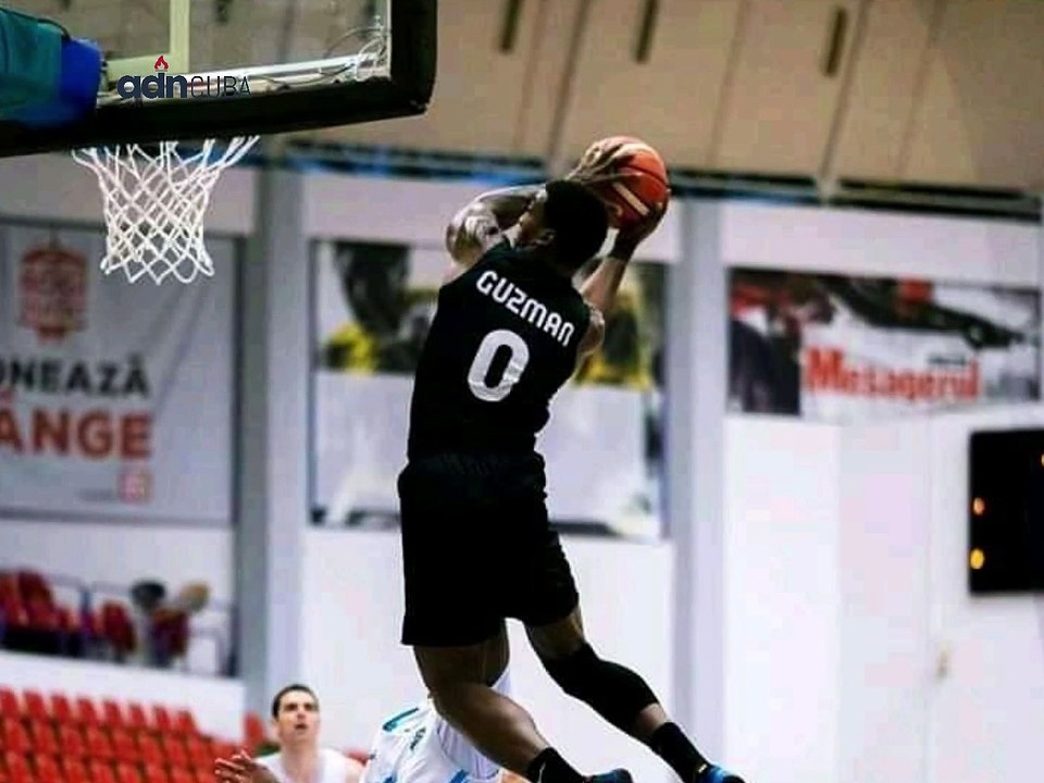 ¡Basketbolista cubano Karel Guzmán pierde la cabeza!