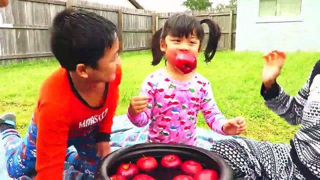 Bad Baby Victoria ATTACK by SPIDERS and SNAKES vs Annabelle Crybaby Daddy Toy Freaks Family Style