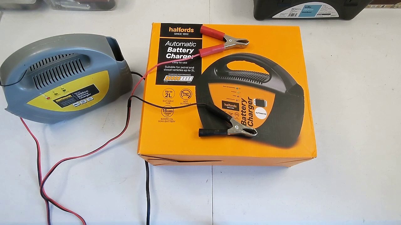 Halfords Automatic Battery Charger Up to 2L Engines Unboxing and
