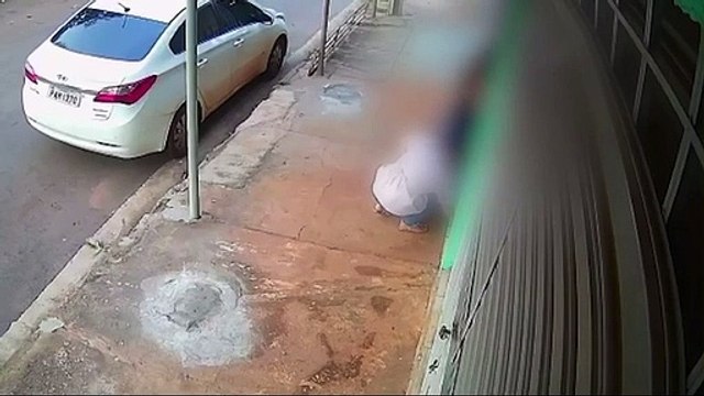 Armados, assaltantes trancam manicures em loja e levam carro