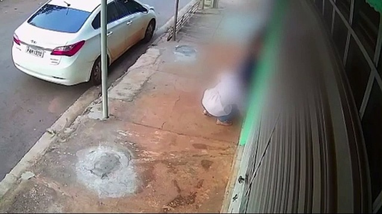 Armados, assaltantes trancam manicures em loja e levam carro