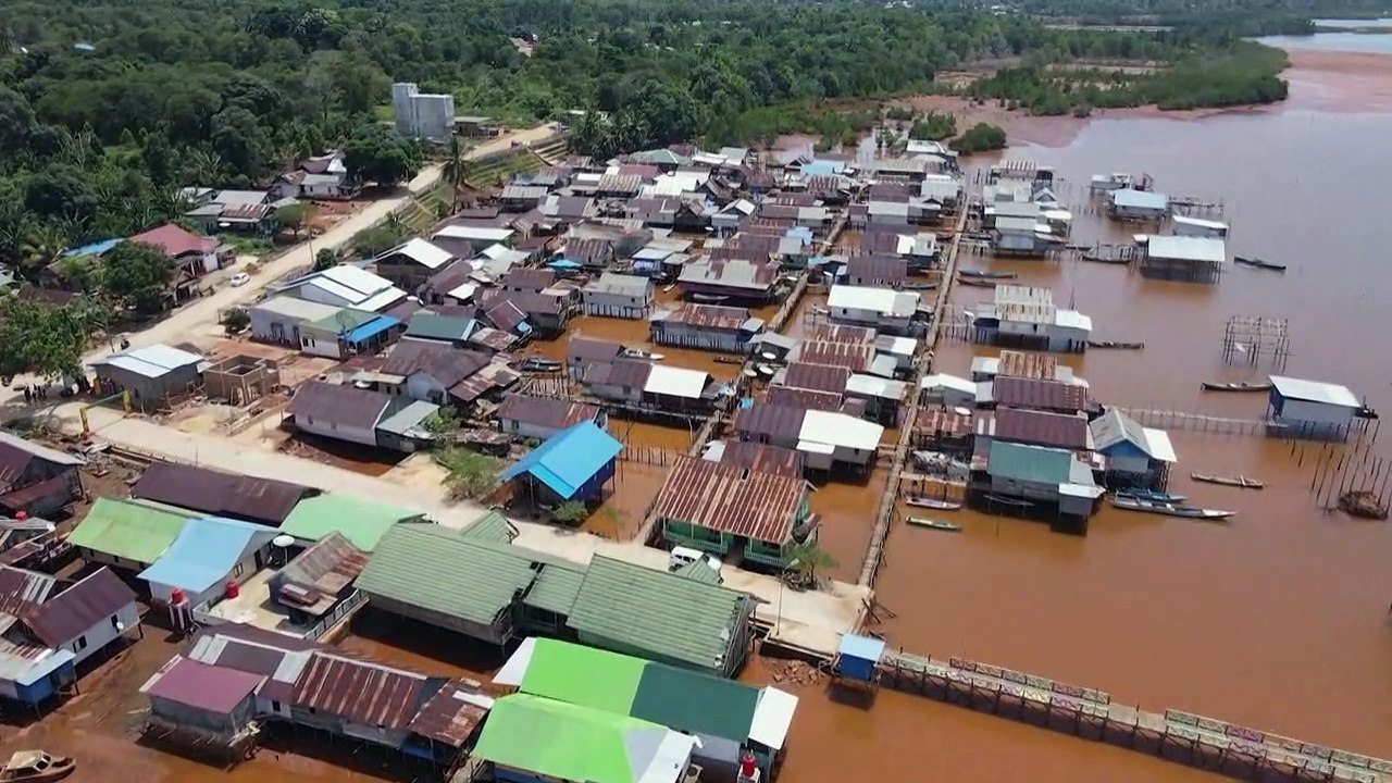Indonesian farmers fight for their land in nick...