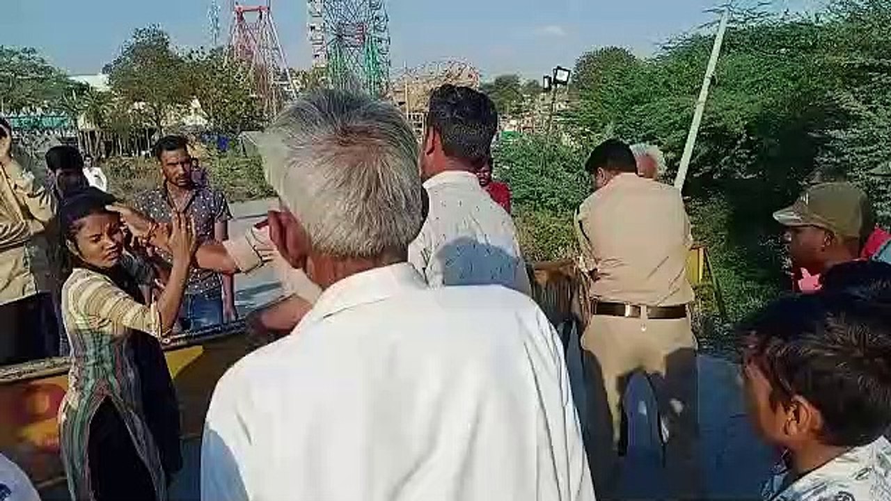 पुलिस की शर्मनाक करतूत : बीच सड़क पर युवती को ज...
