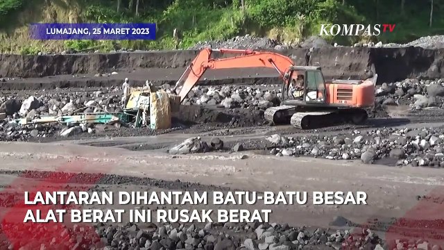 Video Amatir Kepanikan Warga saat Banjir Lahar Hujan Gunung Semeru Terjang Alat Berat