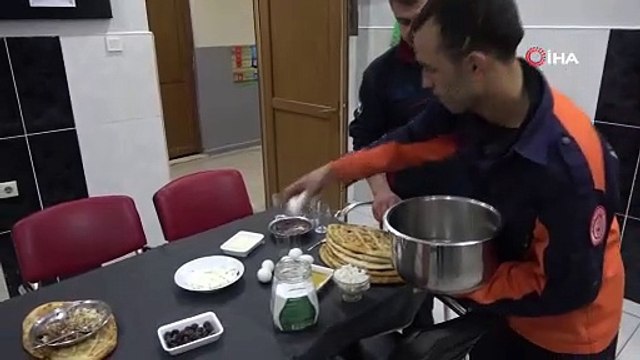 Deprem bölgesindeki itfaiyecilerin buruk sahuru