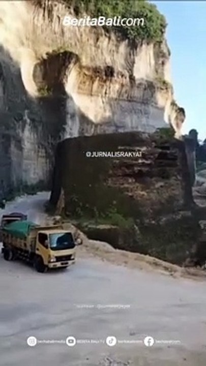 Hati-Hati! Terjadi longsor di pantai Melasti...