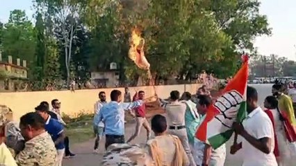 Télécharger la video: राहुल गांधी की सदस्यता रद्द: BJP दफ्तर के सामने कांग्रेसियों और पुलिस के बीच हुई झूमाझटकी, देखें Video