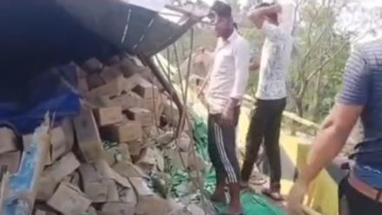 अररिया: साबुन से भरा ट्रक पलटा, दुर्घटना में ट्रक ड्राइवर और खलासी बाल बाल बचे