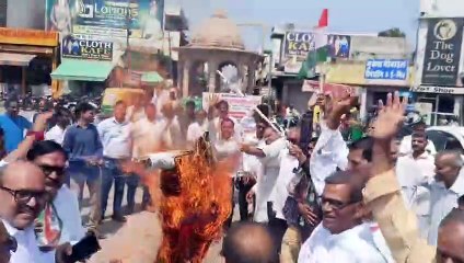 भाजपा की केंद्र सरकार पर बरसे कांग्रेसी, पीएम के विरोध में प्रदर्शन, हुआ कुछ ऐसा...!