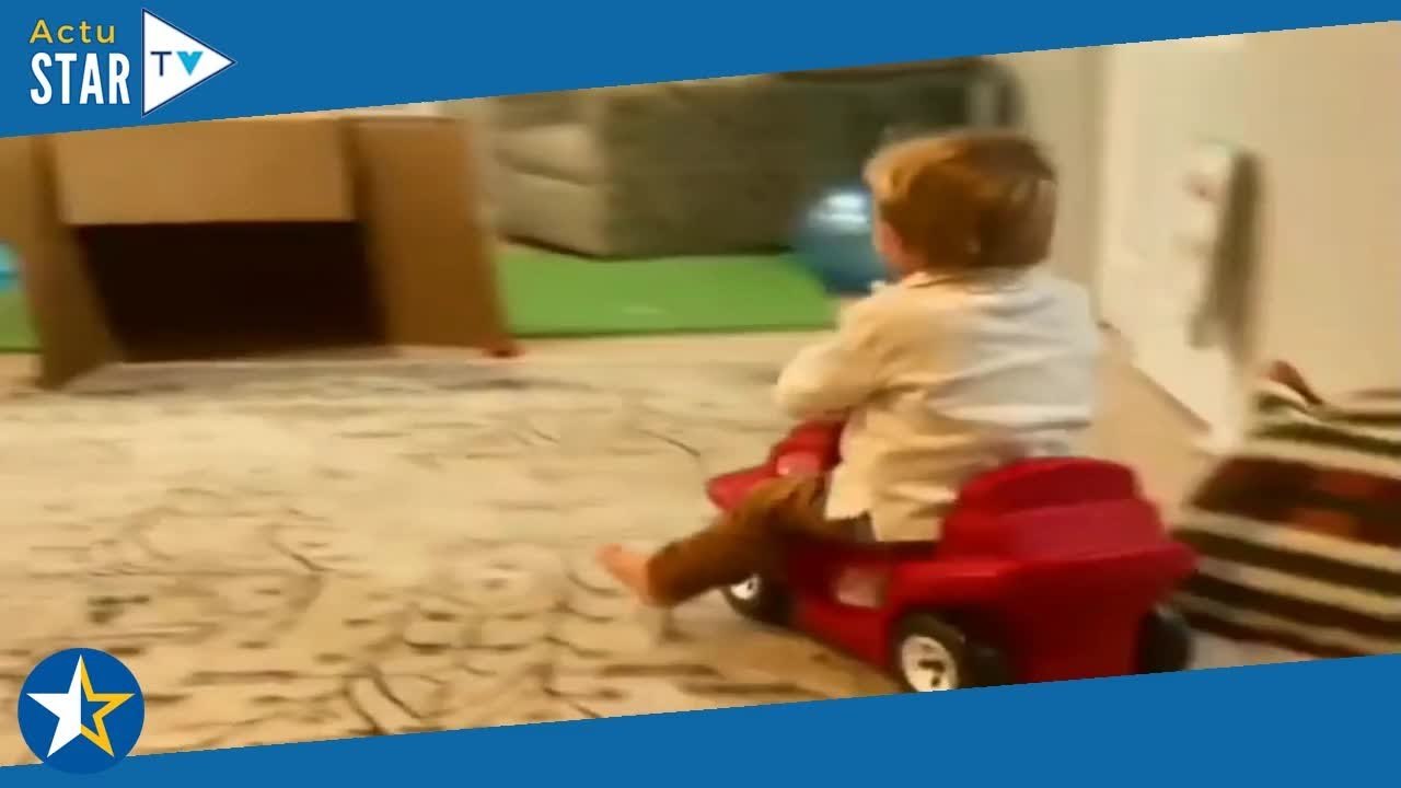 Il glisse du toboggan sur sa voiture à roulettes et c'est le drame