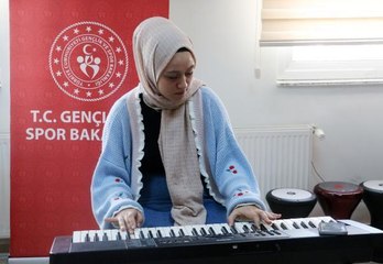 REYYAN, DEPREMDE KAYBETTİĞİ ÖĞRETMENİ GİBİ EĞİTİMCİ OLMAK İSTİYOR