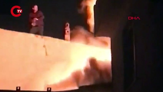 Kiracıları çıkarmak için kendi oturduğu evi ateşe verdi