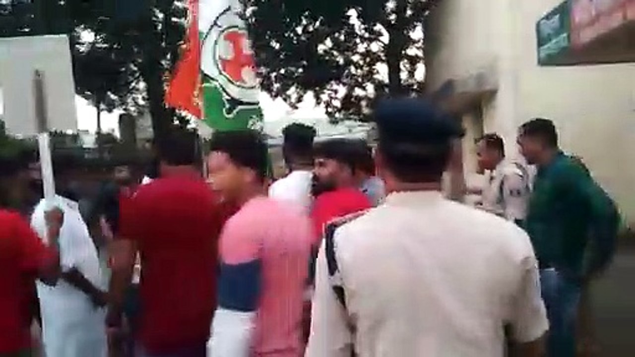 भाजपा कार्यालय में घुसे युवा कांग्रेस नेता, दीवारों पर फेंकी काली स्याही, फाड़े पोस्टर
