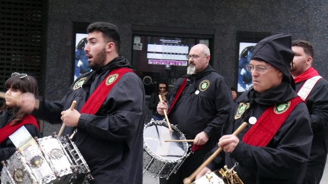 Tambores de Hellín llenan la Gran Vía y se alían con el nuevo tren turístico desde Madrid