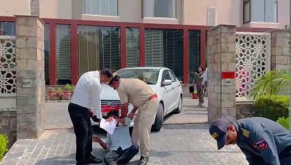 कुलपति की गाड़ी के आगे लेटा छात्र संघ अध्यक्ष,देखे वीडियो
