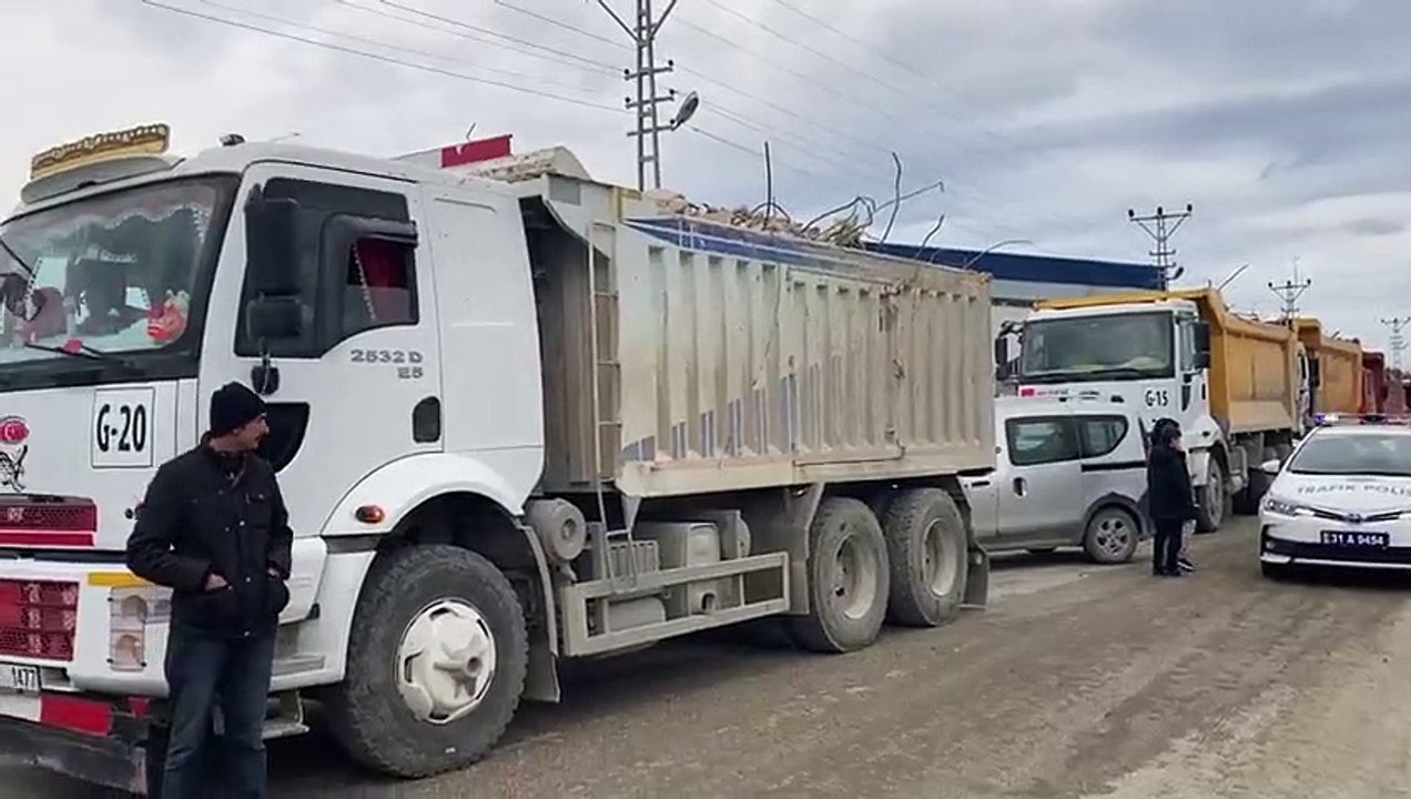 Samandağ halkı asbest riskli moloz yüklü kamyonların önünü kesti