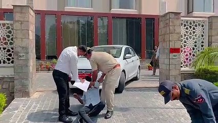 बॉम की बैठक में छात्रों ने उठाई मांगे, छात्रसंघ अध्यक्षक कुलपति की गाड़ी के समाने लेटा, देखें वी​डियो
