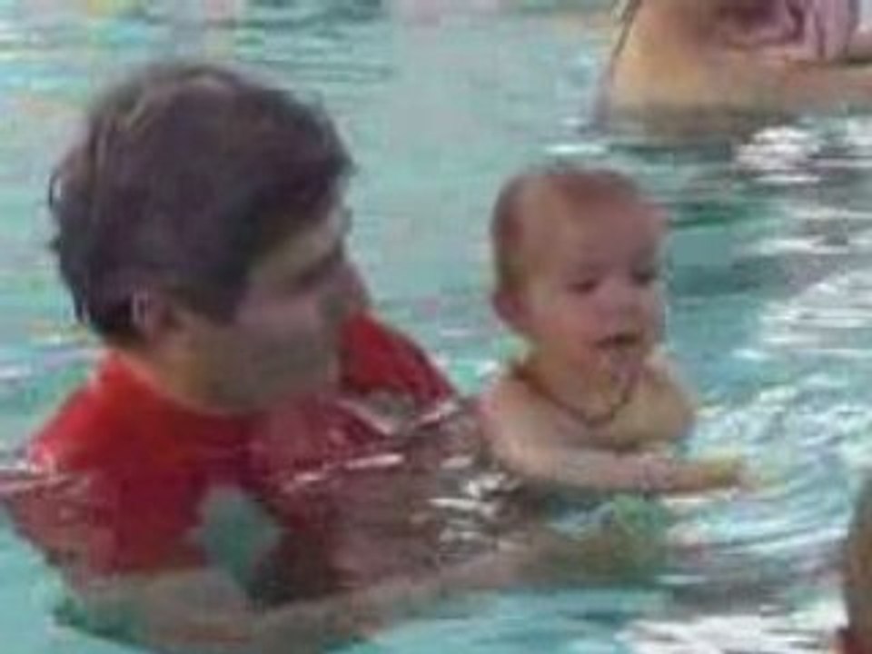 Marie à la piscine.divx