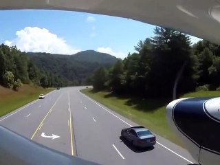 Ce pilote d'avion est contraint de se poser sur une autoroute
