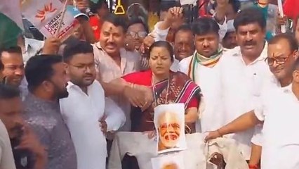 पूर्णिया: आरएन साह चौक पर कांग्रेस नेताओं ने पीएम का पुतला दहन कर जताया रोष