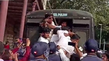 কলকাতা: কংগ্রেসের রাজভবন অভিযান ঘিরে উত্তাল রাজপথ