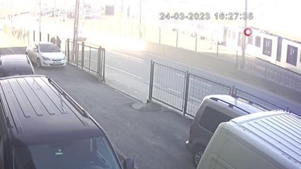 Sultangazi'de kontrolden çıkan otomobil kaldırımda yürüyen öğrencilere böyle çarptı