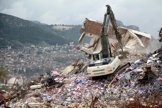 HATAY'DA YIKIM VE ENKAZ KALDIRMA ÇALIŞMALARI ARALIKSIZ SÜRÜYOR