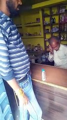 किराना दुकान से शराब बेचते हुए