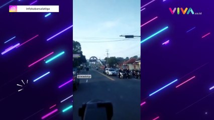 Panik Damkar Lewat, Wanita Kabur Tinggalkan Motor di Jalanan