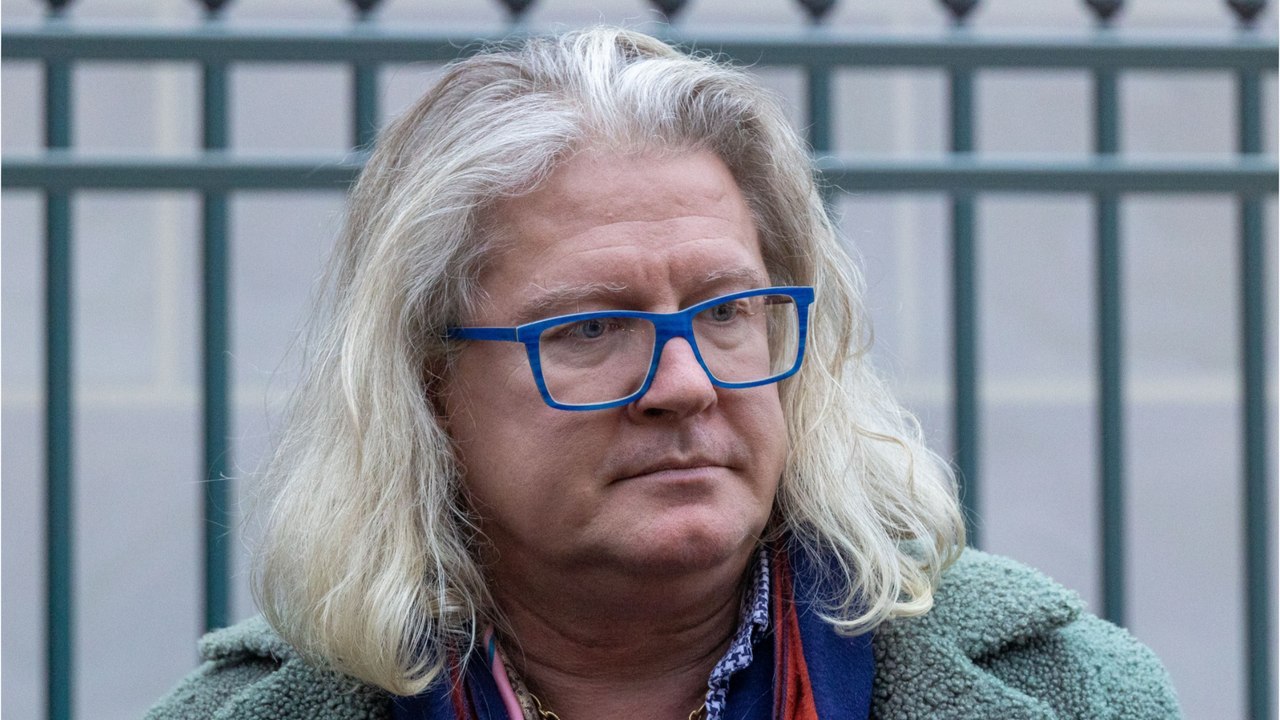 VOICI - Réforme des retraites : Pierre-Jean Chalençon scandalisé par sa rue jonchée d’ordures