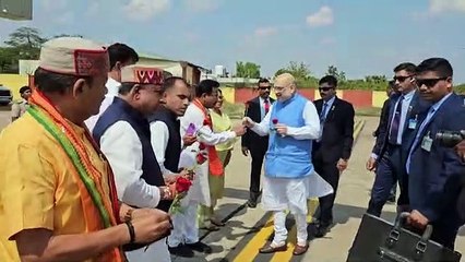 केंद्रीय गृह मंत्री से भाजपा नेताओं ने गुलाब फूल देकर किया स्वागत