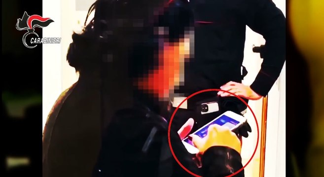 Finta cieca per 15 anni: faceva spese e utilizzava cellulare. Indagati due medici (25.03.23)