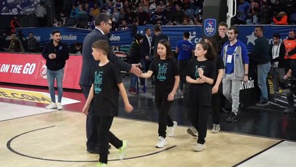 Anadolu Efes – Partizan maçında One Team’e katılan çocuklar parkeye çıktı