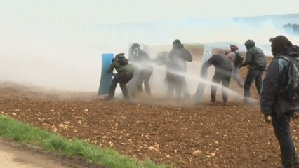 Mégabassines : véhicules de gendarmerie incendiés, gaz lacrymogènes... affrontements en cours à Sainte-Soline