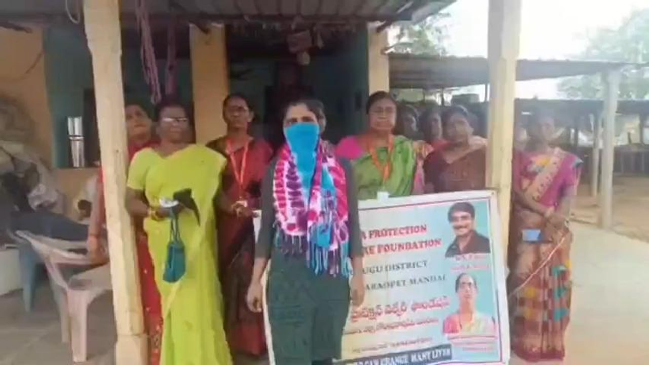 ములుగు: ప్రియుడి ఇంటి ముందు ప్రియురాలు బైఠాయింపు