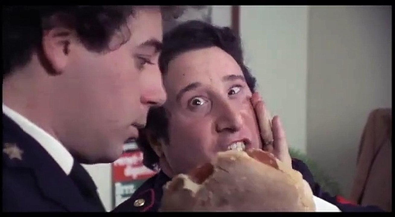 Lino Banfi Alvaro Vitali scene divertenti da ridere Pronto c'è un evaso .....ma questo é un commissariato o una compagnia di varietà?